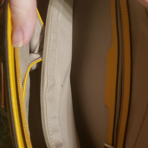 Mustard purse - Picture 2 of 3